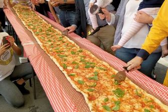 В Австралии приготовили 100-метровую пиццу, чтобы помочь собрать деньги для пожарных