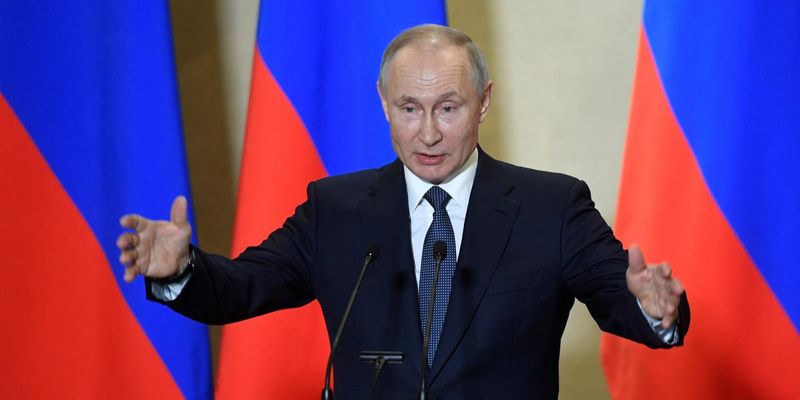 Коронавирус близко: Путин стал пользоваться антисептиком за рабочим столом - фото