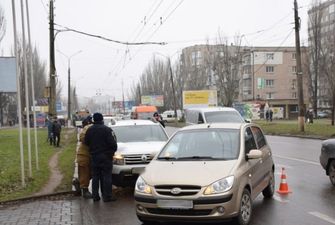 В Николаеве на выезде с парковки столкнулись Renault и Hyundai
