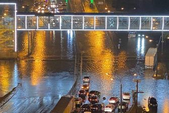 Автівки пливуть дорогами: Запоріжжя та Харків накрила потужна злива – моторошні відео
