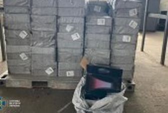 Везли цигаркову контрабанду з країн Перської затоки: в аеропорту Одеси викрили оборудку на 3 млн грн