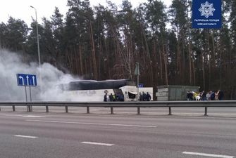 Під Києвом загорівся автобус з людьми
