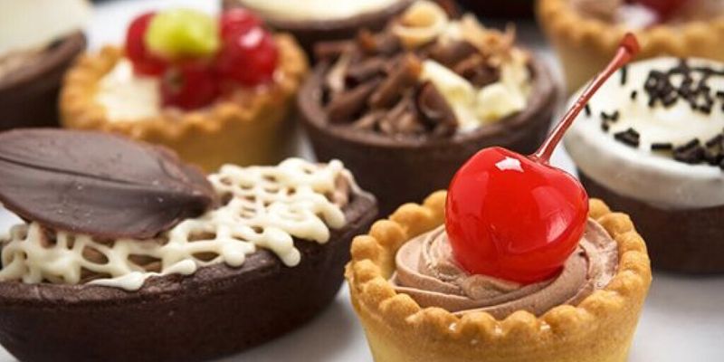 Желающие похудеть люди переедают и толстеют из-за сладких десертов – диетологи