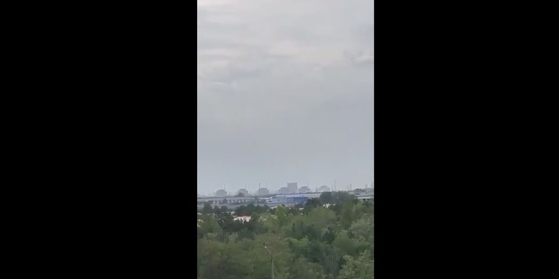 Над Запорожской АЭС виднеется дым: в Энергодаре слышали взрывы