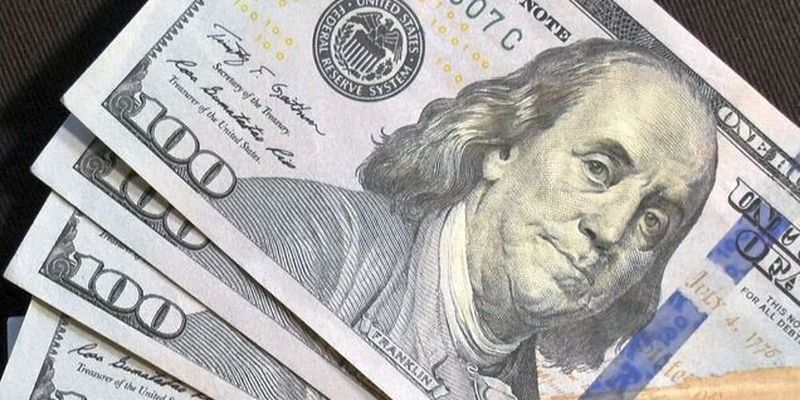 Украинцам продавали фальшивые доллары: какие банкноты подделали аферисты