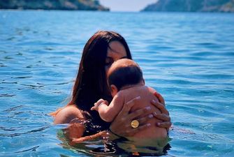 Джамала показала, как купает новорожденного сына в море