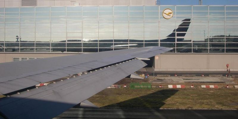 Крупнейшего авиаперевозчика Германии охватят забастовки: коснутся 100 тысяч пассажиров