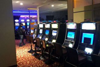 Закриття підпільного казино у центрі Києва: суд зобов’язав ДБР повернути власнику більше сотні гральних автоматів