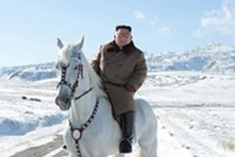 Ким Чен Ын на белом коне поднялся на гору Пэктусан