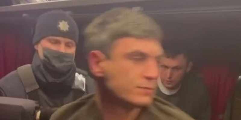 В автобусе "Одесса-Киев" полиция силой вытолкала пассажиров без COVID-сертификатов