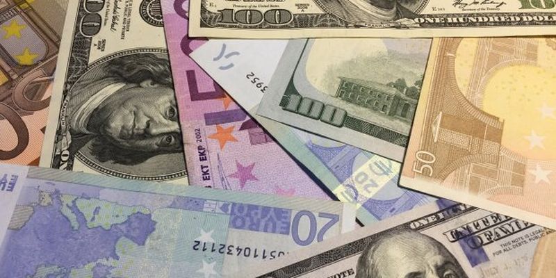 Доллар и евро летят вниз, НБУ рекордно укрепил гривну: чего ждать от курса валют