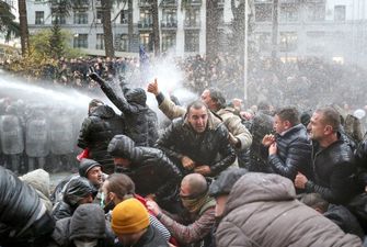 У Тбілісі почався розгін протестувальників з-під будівлі парламенту