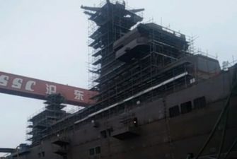 Опубліковані фото нового величезного китайського десантного корабля Type 075