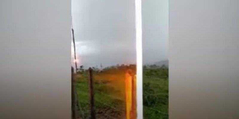Бразилец снял на видео ударившую рядом молнию