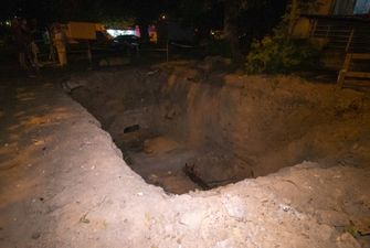 В центре Киева мужчина рухнул в яму посреди двора