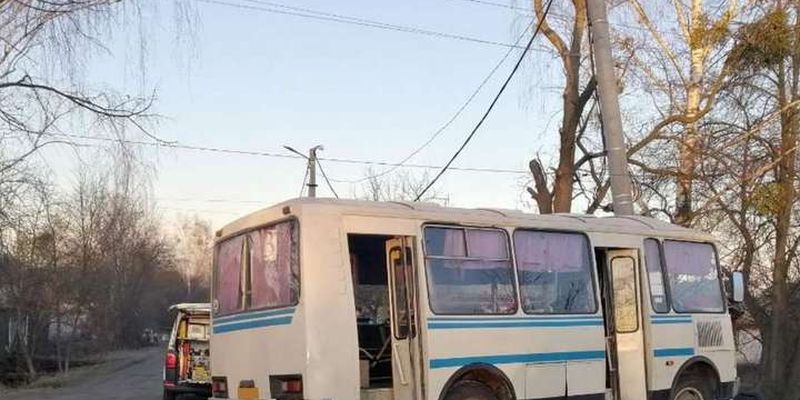 На Житомирщині автобус в'їхав в електроопору, є жертви