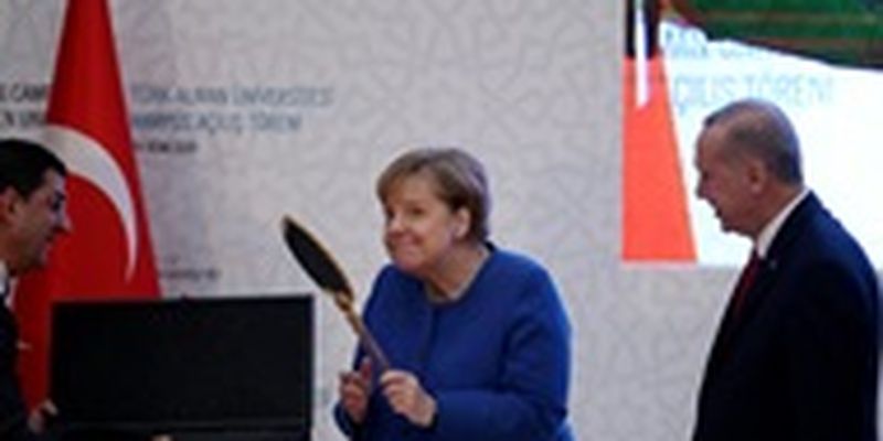 Меркель удивила реакцией на подарок Эрдогана