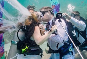 Молода пара з Канади одружилася під водою: захопливі фото та відео