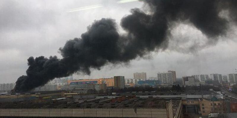 В Москве загорелись склады: первое видео пожара
