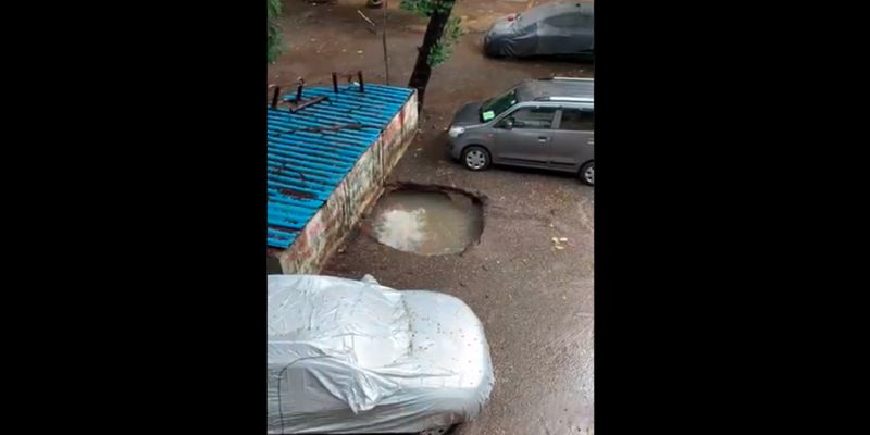 В Індії припарковану машину раптово повністю "засмоктало" в асфальт