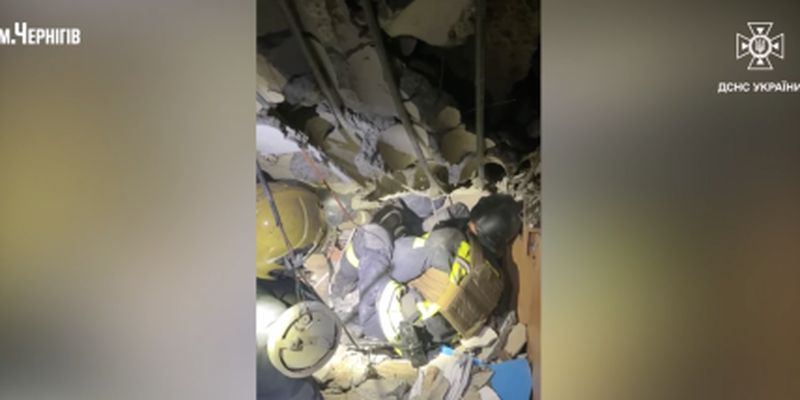 В Чернигове людей достают из-под завалов: появилось видео спасения