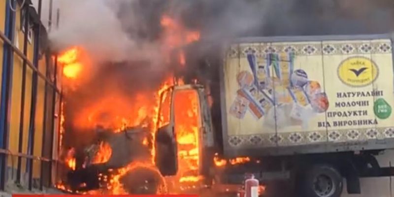 У Києві раптово спалахнула вантажівка, вогонь перекинувся на торгові точки