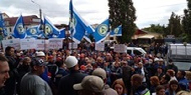 Металлурги трех областей вышли на протесты из-за угрозы закрытия НГЗ