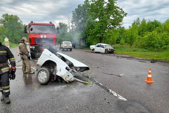 В аварии на Харьковщине авто разорвалось пополам и загорелось