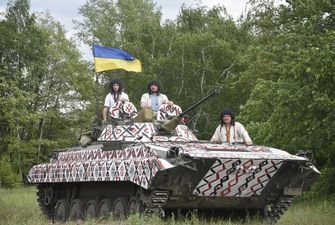 Військові оригінально привітали українців, "вдягнувши" БМП у вишиванку