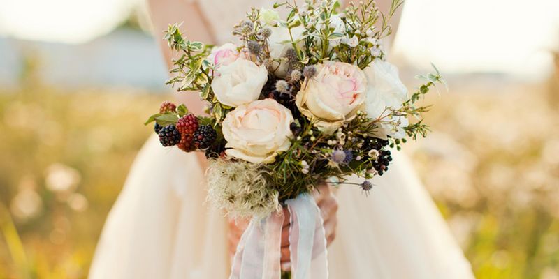 Зачем невеста на свадьбе кидает букет: история этой традиции вас удивит