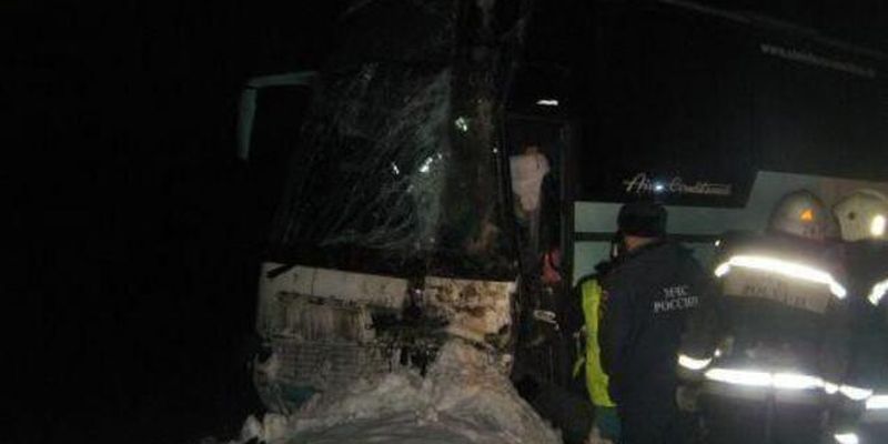 В России перевернулся автобус с 40 пассажирами: фото жуткой ДТП