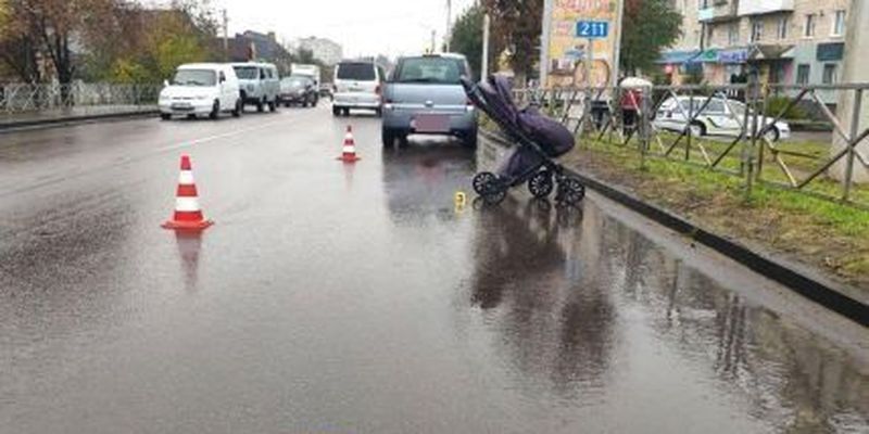 Моторошне відео: у Рівненській області водій на швидкості зніс візок з немовлям