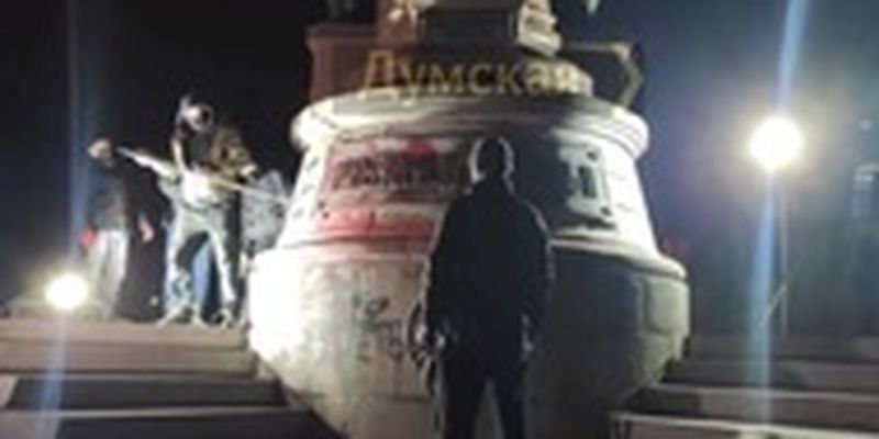 Появилось видео сноса памятника Екатерине II