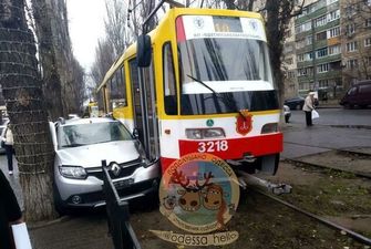 В Одессе трамвай брутально "отомстил" автохаму: фото последствий