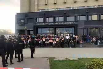 У «Довженко-Центрі» пройшла акція протесту проти реорганізації установи