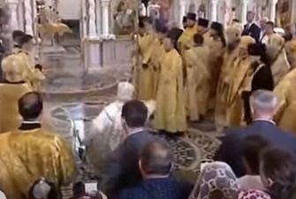 У черта скользкие копыта: украинцев повеселило видео падения в церкви главы РПЦ