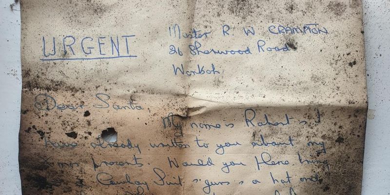 Трубочисты нашли письмо Санте, застрявшее в дымоходе на десятки лет: его автора удалось отыскать