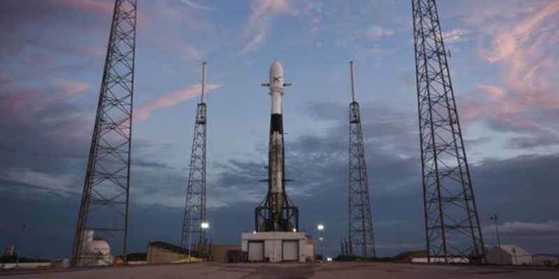 SpaceX перенесла історичний запуск ракети із 60 супутниками для роздачі Інтернету. Інфографіка