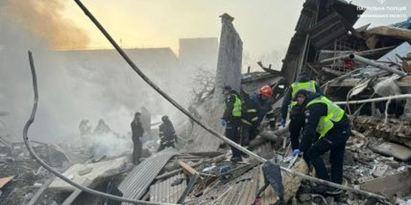 Оккупанты ударили ракетами по жилым домам в Хмельницком: фото последствий
