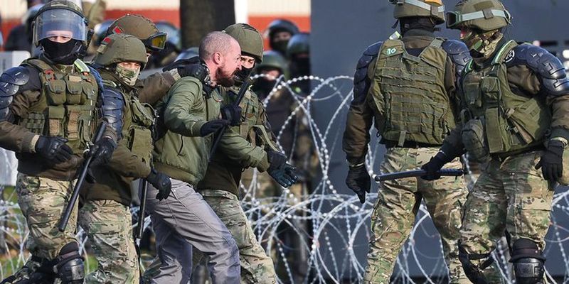 Глава МВД Беларуси назвал условие применения боевого оружия на протестах