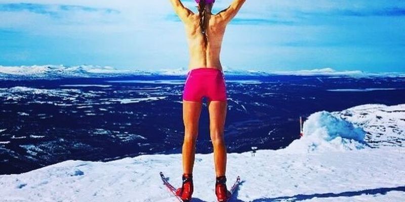Норвежская спортсменка любит раздеваться на горных склонах