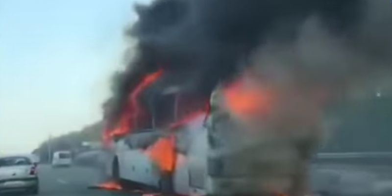 У Києві на ходу загорівся автобус з людьми: "Спалахнув як факел"