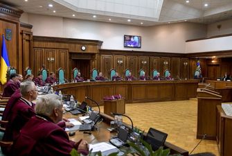 Одразу після зміни голови: троє суддів Конституційного суду України подали у відставку