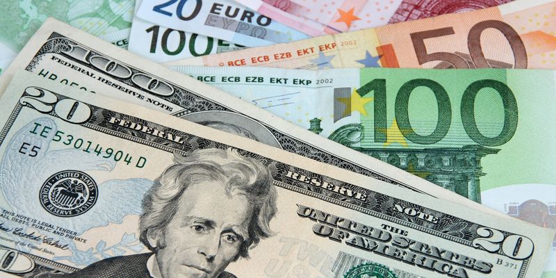 Євро та долар подешевшали: курс валют в Україні перед вихідними