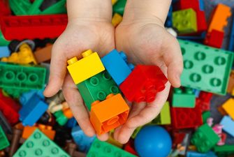 Опасные игрушки повсюду: эксперт посоветовала, как уберечь ребенка от травм