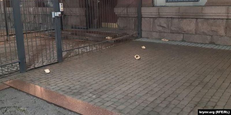"Росіяни топчуть нашу землю": територію посольства РФ у Києві закидали лаптями
