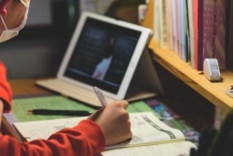 Проблемы с интернетом и недостаток внимания учителей: родители оценили «дистанционку»
