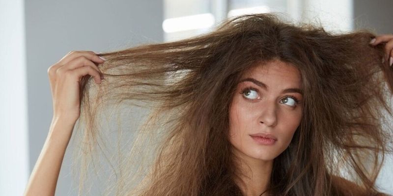 Перечислены привычки, наносящие вред волосам