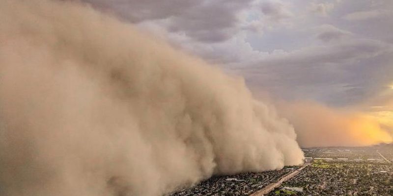 Европу накрыло гигантское пылевое облако из Сахары