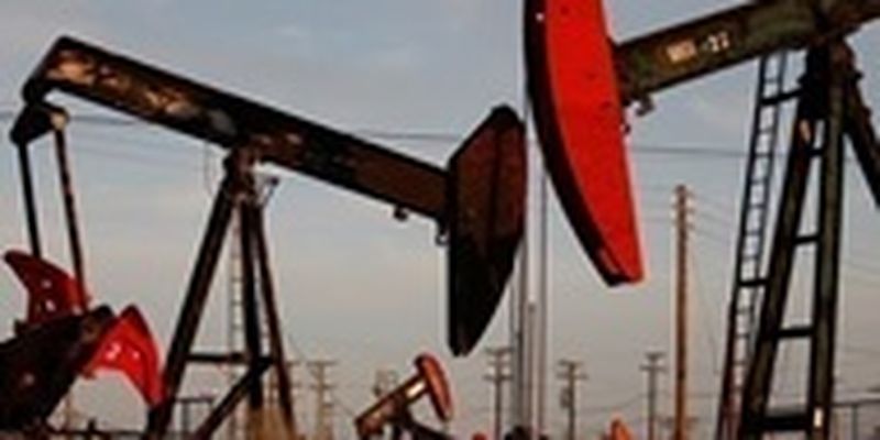 Цена на нефть закрепилась ниже 80 долларов